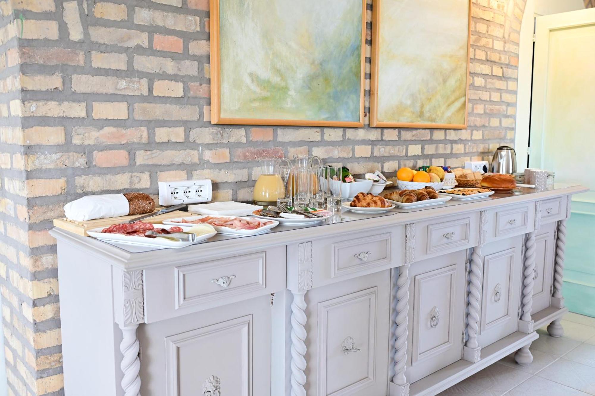Villa Lucilla - B&B Rooms And Pool 포텐차 피체나 외부 사진